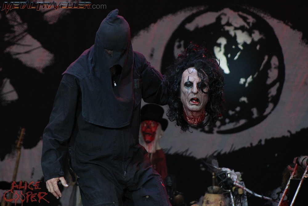 Alice Cooper beheaded at Hellfest