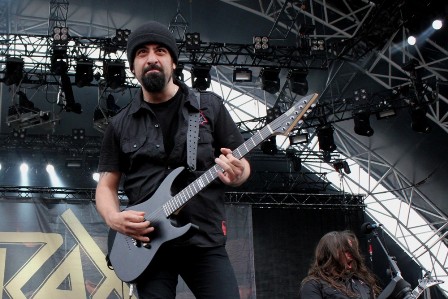 Rob Caggiano on guitars, live with Anthrax