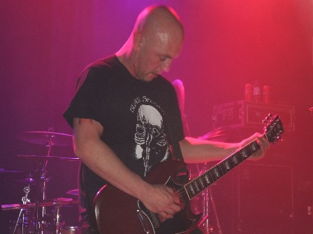 Gary Jennings with his Gibson SG guitar live in Paris