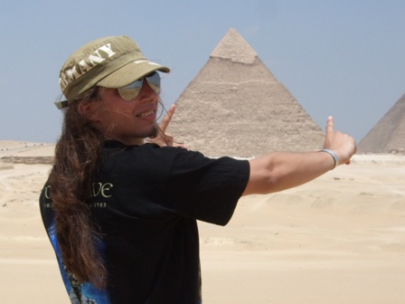 Metal Traveller in Gizeh - Chephren Pyramid