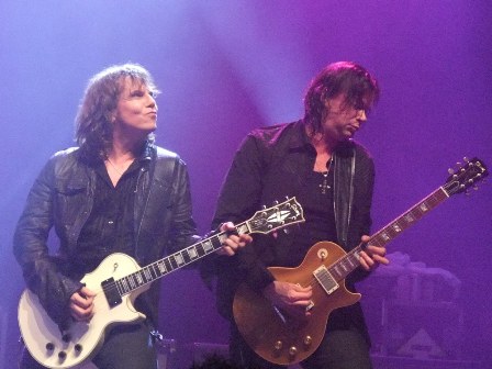 Joey Tempest and John Norum playing guitar - Europe live in Paris