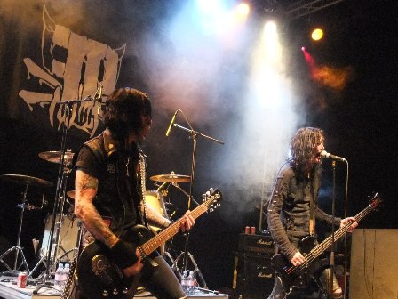 Faster Pussycat as a trio playing Blitzkrieg Bop