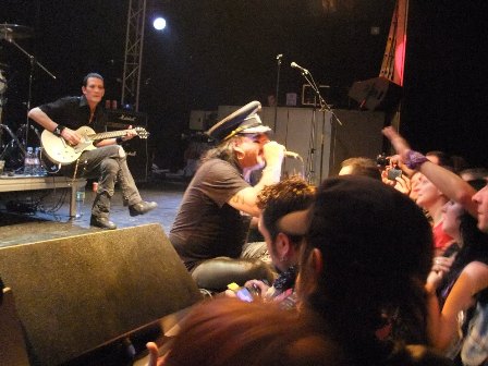 Xristian Simon and Taime Downe close to the audience - Faster Pussycat live