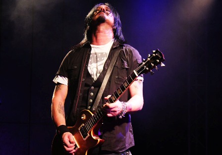 Live in Savigny, near Paris: Gilby Clarke