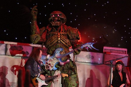 Bruce Dikinson and Jancik Gers wearinh hats - Iron Maiden live in Frankfurt