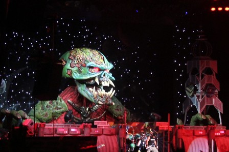 Predator Eddie on stage - Iron Maiden the Final Frontier
