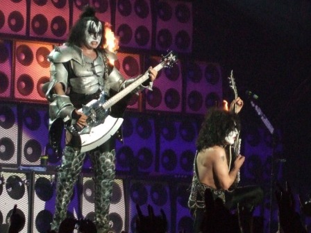 Gene on Fire and Pail teasing the adudience - Kiss live in Paris, June 17 2008