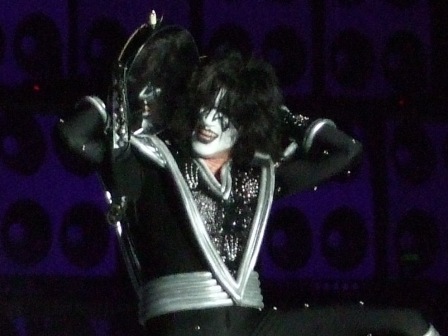 Tommy Thayer playing guitar behind his head - KISS in Paris June 2008