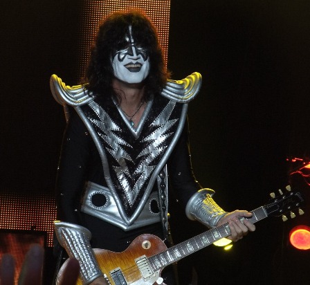 Tommy Thayer smiling - KISS live in Prague
