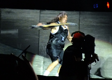 Robert Trujillo making the Helicopter