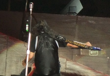 Robert Trujillo turning during Seek & Destroy