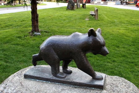 A monument to a little bear in Flåm