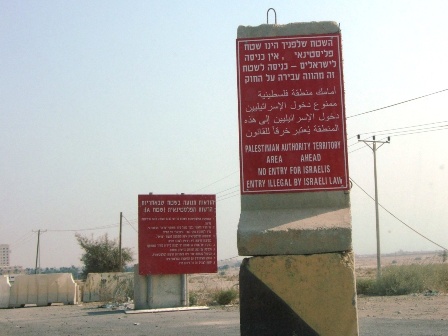 Warning sign at the Jericho Checkpoint: Entry forbidden to Israeli citizens