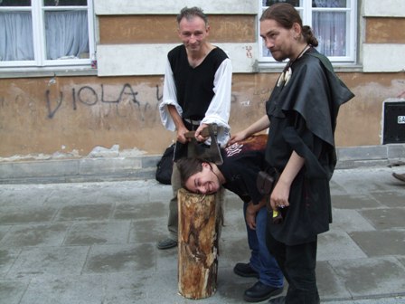 The Metal Traveller loosing his head in Warsaw