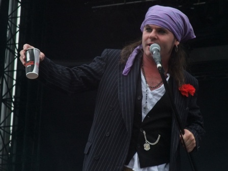 Spike from The Quireboys live at the Bang Your Head