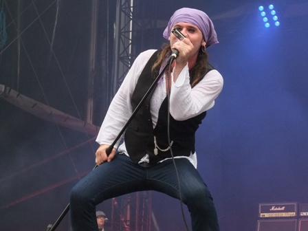 Spike from The Quireboys live at the Bang Your Head