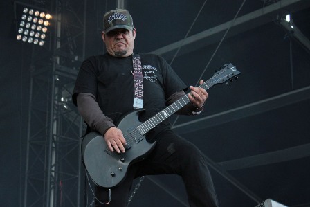 Jason Rainey on guitars - Sacred Reich live in France