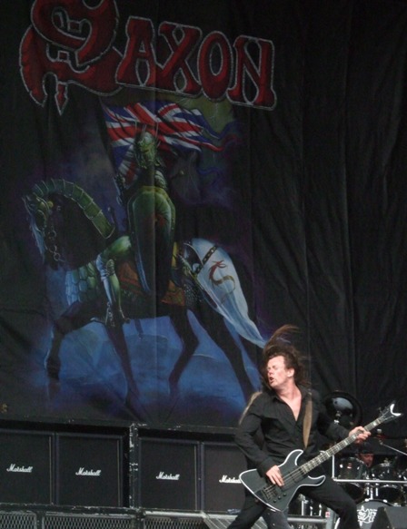 Nibbs Carter from Saxon headnaging in Graspop 2008