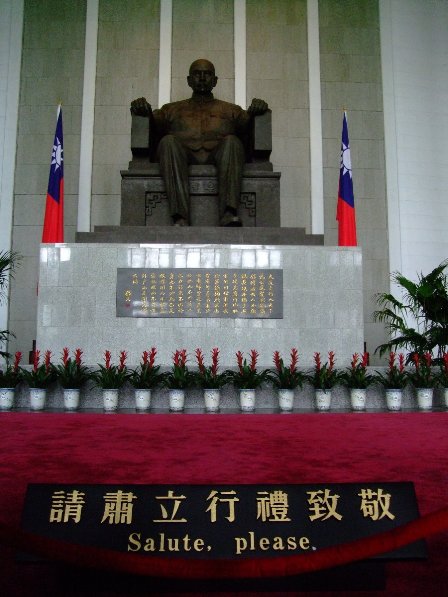 Salute Sun Yat-Sen, please - Dr Sun Yat-Sen Memorial Hall, Taipei, Taiwan