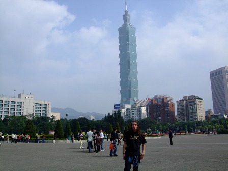 Metal Traveller and Taipei 101 Building