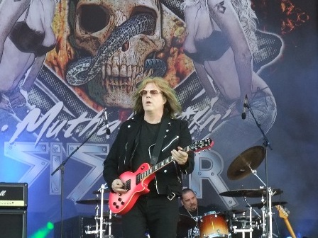 Jay Jay French and his pink Gibson guitar - Twisted Sister live at the Hellfest