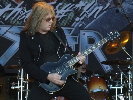 Jay Jay French and his black Gibson guitar - Twisted Sister live at the Hellfest